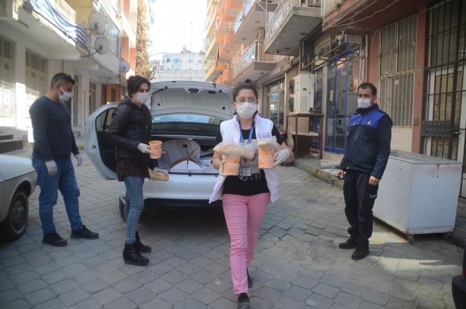 Kuşadası Belediyesi Sokağa Çıkamayan Vatandaşlar İçin Seferber Oldu