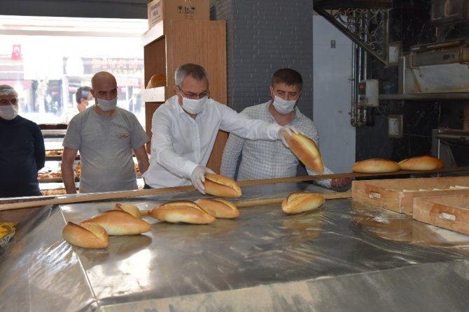 Manisa Valisi Eline Küreği Aldı, Ekmek Yaptı
