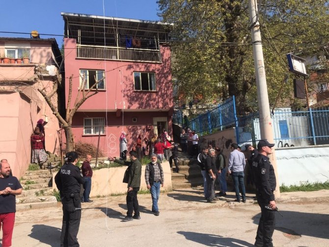 Kopan Elektrik Kablosu Terasta Oturan Vatandaşın Üzerine Düştü