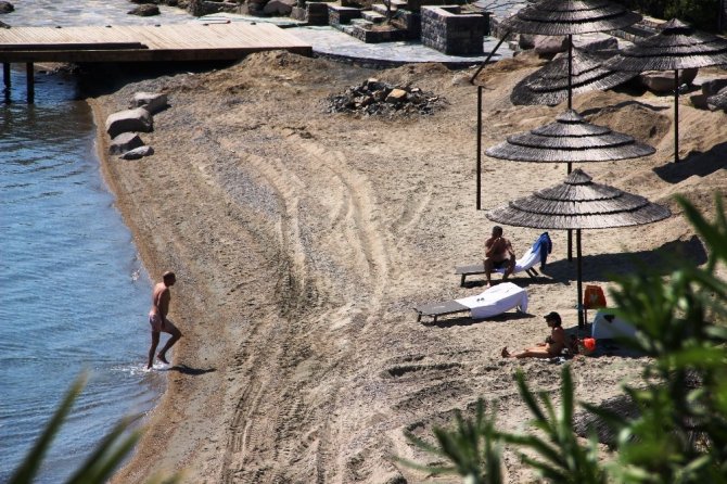 Sokağa Çıkmadılar Ama Denize Girdiler