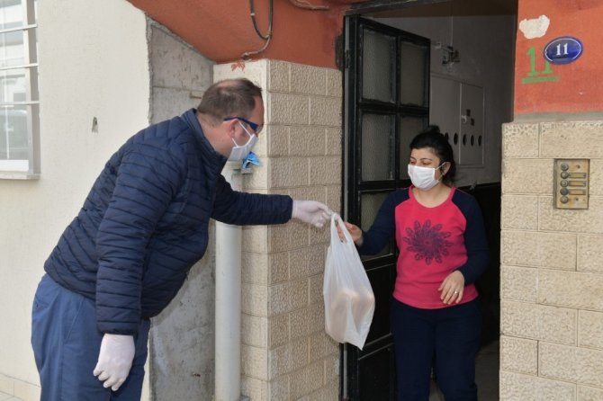 Başkan Gümrükçü, Önce Vatandaşlara Ekmek, Sonra Hayvanlara Mama Dağıttı