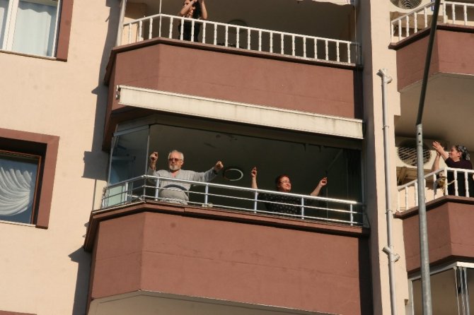 Müzisyen Mahalleyi Düğün Salonuna Çevirdi