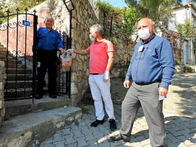 Çeşme’de Vatandaşların Ekmek İhtiyacını Bir Hayırsever Karşıladı