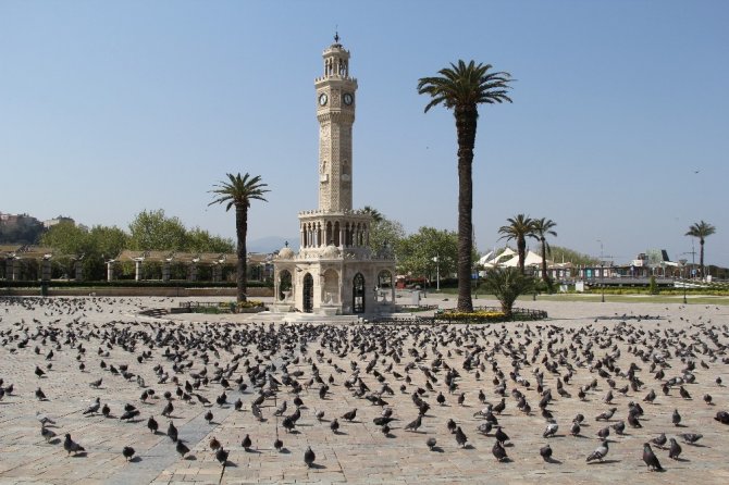 İzmir’de Meydanlar Güvercinlere Kaldı