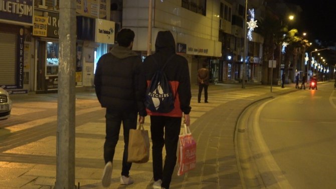 Denizli’de Sokağa Çıkma Yasağının Sona Ermesiyle Vatandaşlar Caddelere Akın Etti