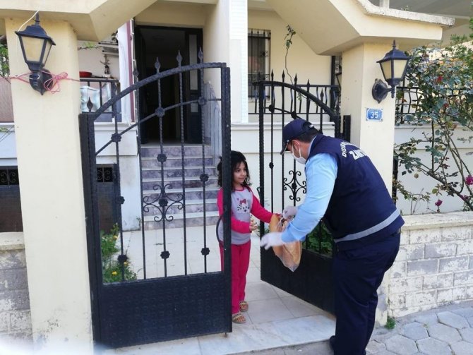 Didim’de Zabıtalar Sokağa Çıkamayanların İhtiyaçlarını Karşıladı