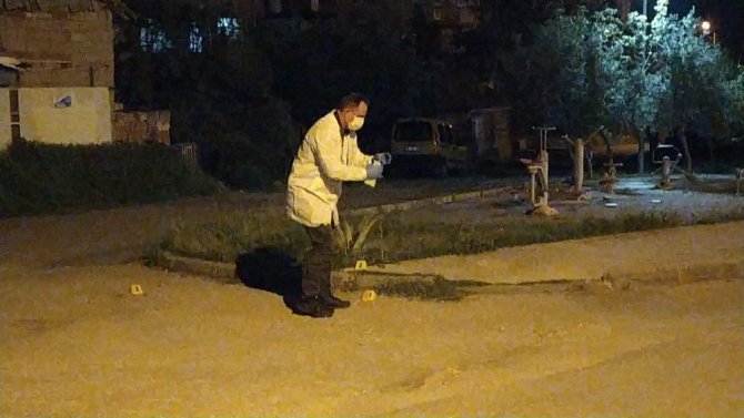 Babası İle Tartışan Şahsa Ateş Açtı, Hem Babasını Hem De Husumetlisini Vurdu