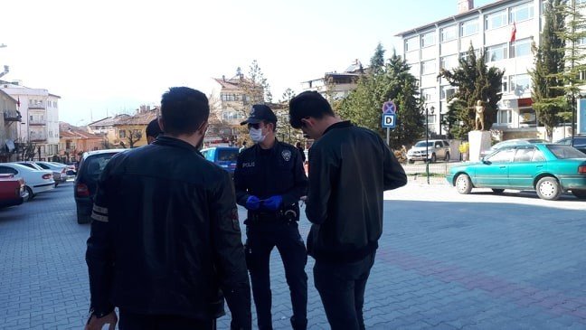 Emet’te Sokağa Çıkan 20 Yaş Altı 2 Kişiye İdari Para Cezası