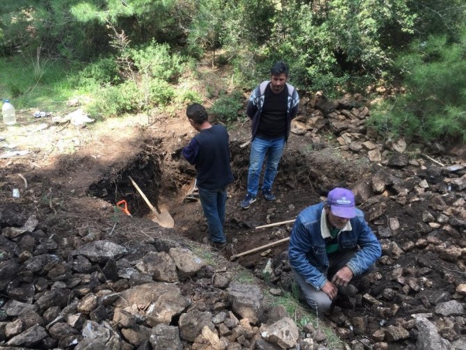 Manisa’da Kaçak Kazı Yapan 3 Kişiyi Jandarma Suçüstü Yakaladı