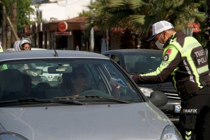 Fethiye’de Trafik Polisleri Maske Ve Eldiven Dağıttı