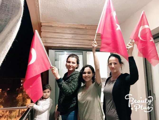 Belediye Hoparlöründen Çalınan Marşa Balkonlardan Bayraklarla Eşlik Ettiler