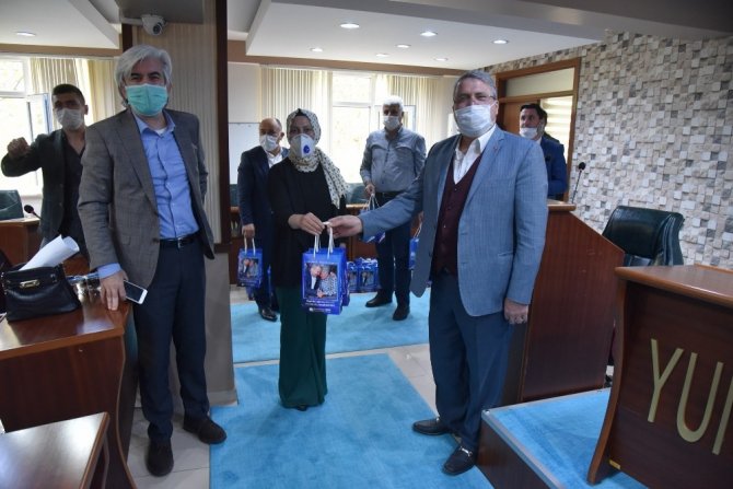 Yunusemre’den Muhtarlara Maske Dağıtımı