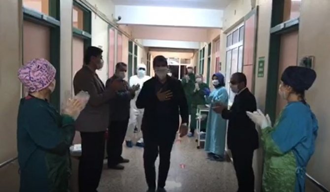 Afyonkarahisar’da Korona Virüsü Yenen Hasta Alkışlarla Taburcu Edildi
