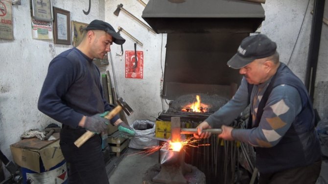 Baba Ve Oğlu Unutulmaya Yüz Tutan Demirciliği Devam Ettirmeye Çalışıyor