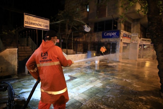 Denizli’de Caddeler Yıkanıp Dezenfekte Edilmeye Devam Ediyor