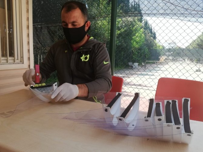 Salihli Gençlik Merkezi Siperli Maske Üretiyor