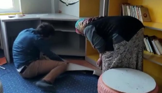 Dolabın Altına Sıkışan 3 Yavru Kediyi Okul Müdürü Kurtardı