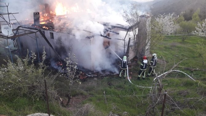 Tek Katlı Ev Alev Alev Yandı