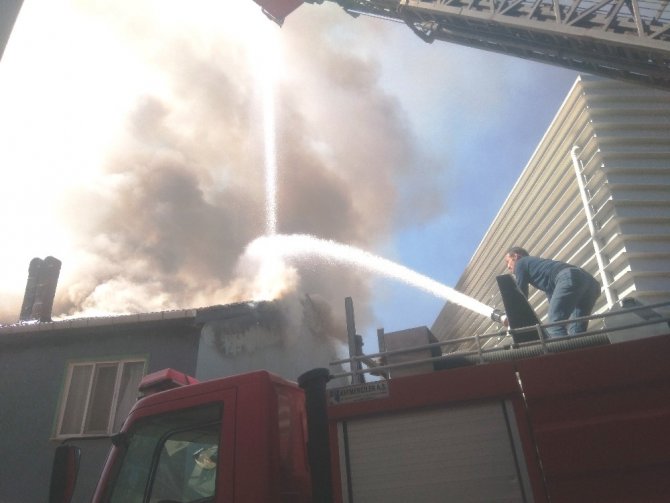 Hisarcık’ta Ahşap Ev Yangını Korkuttu