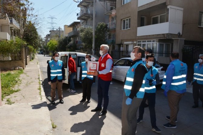 İmamlar Kızılay İle Birlikte Yardım Dağıttı