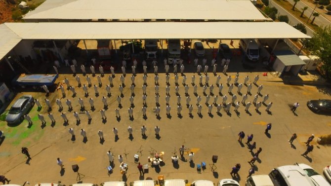 Temizlik İşleri Ekibinden 150 Kişilik Dev Koro