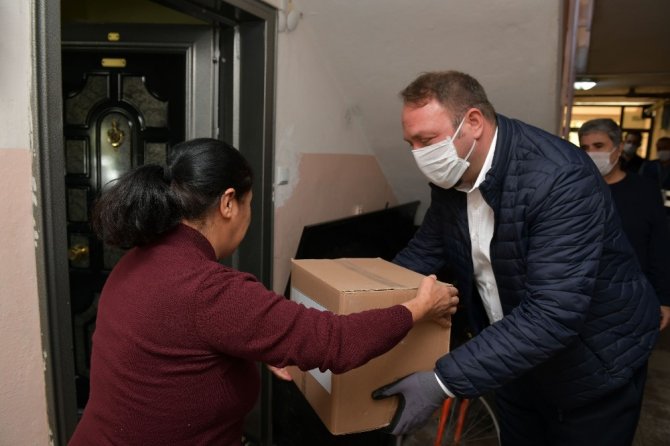 Çiğli Belediyesinden Ailelere Gıda Desteği