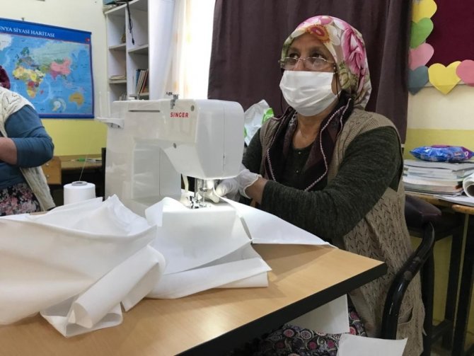 Muhtar Ve Rus Asıllı Eşi Seferberlik İlan Etti, Her Gün Bin Maske Üretiliyor