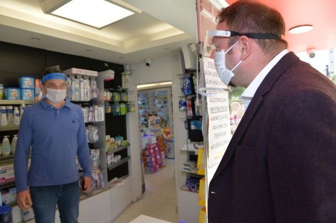 Başkan Utku Gümrükçü’den Kargo Ve Eczane Çalışanlarına Siperlik