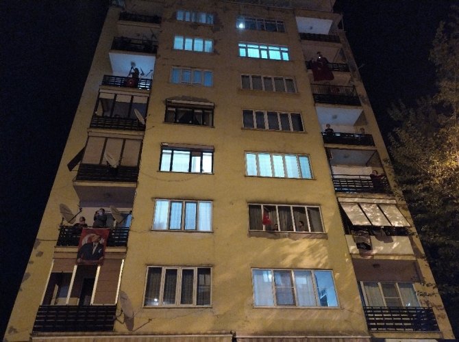 Gece Vakti Verilen Balkon Konseri Büyük İlgi Gördü
