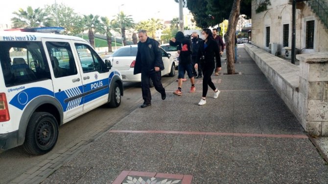 Evde Tartışıp Öfke İle Dışarı Çıkan Genç Çift, 6 Bin 300 Lira Zararla Oturdu