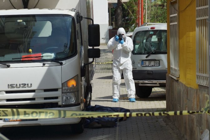 Kamyonetin Altında Kalan Yaşlı Adam Hayatını Kaybetti