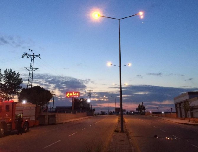 Sokak Lambası Yangını Korkuttu