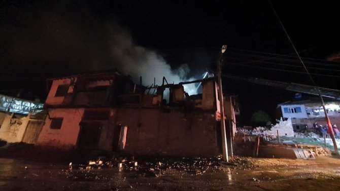 Uşak’ta İki Ev Alev Alev Yandı