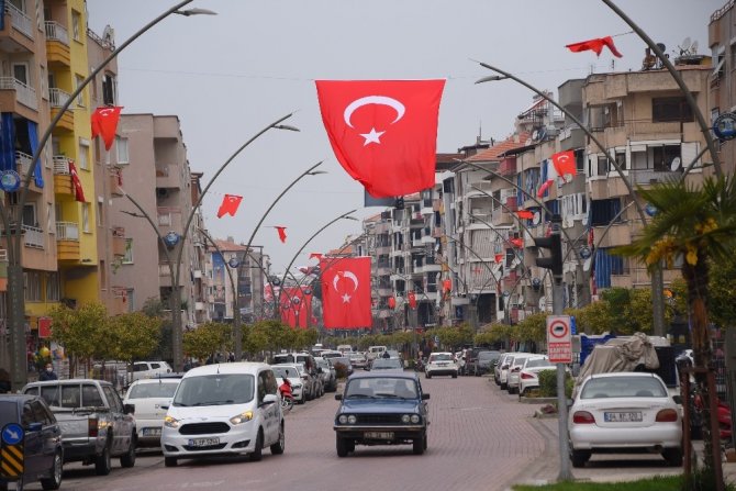 Salihli’de Caddeler Bayraklarla Donatıldı