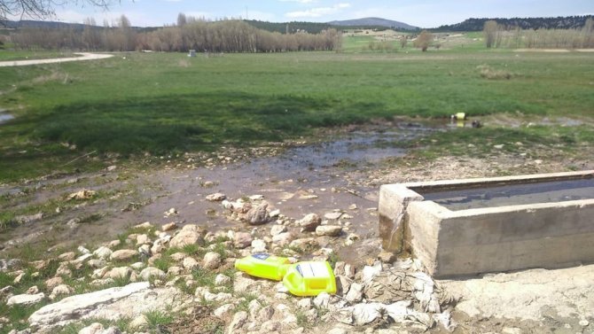 Aslanapa’da Tarım Arazilerine Atılan Zirai İlaç Atıkları Tehlike Saçıyor