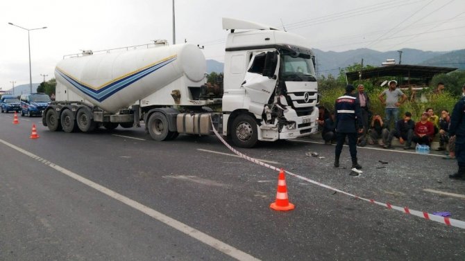 Çimento Kamyonu Traktöre Çarptı; 1 Ölü