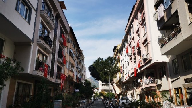 105. Sokakta 23 Nisan Kutlamaları Balkonlardan Bayraklarla Yapılacak