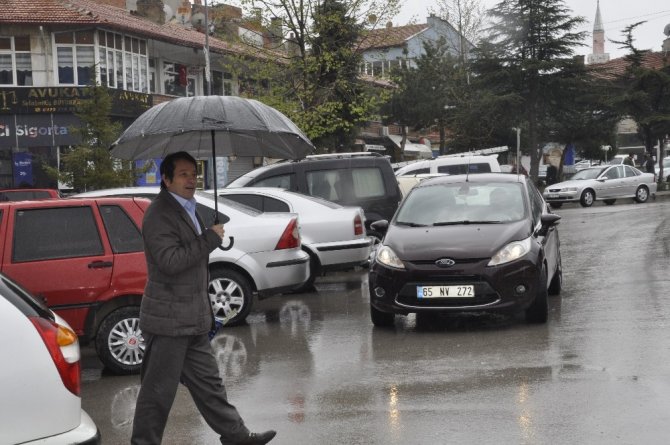 Şuhut’ta Sağanak Yağış Etkili Oldu
