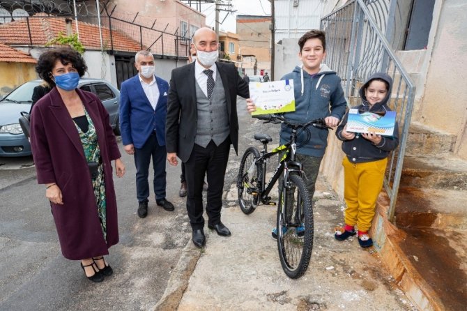 Başkan Soyer’den Çocuklara Sürpriz Ziyaret