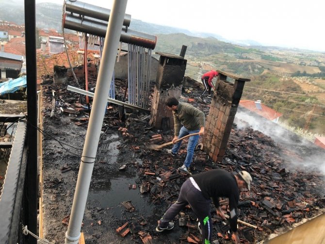 Selendi’de Çatı Yangını Korkuttu