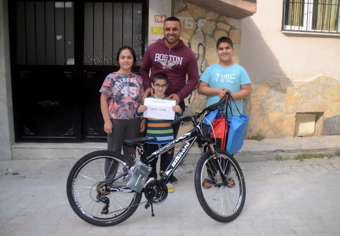 Kuşadalı Çocuklara 23 Nisan Sürprizi