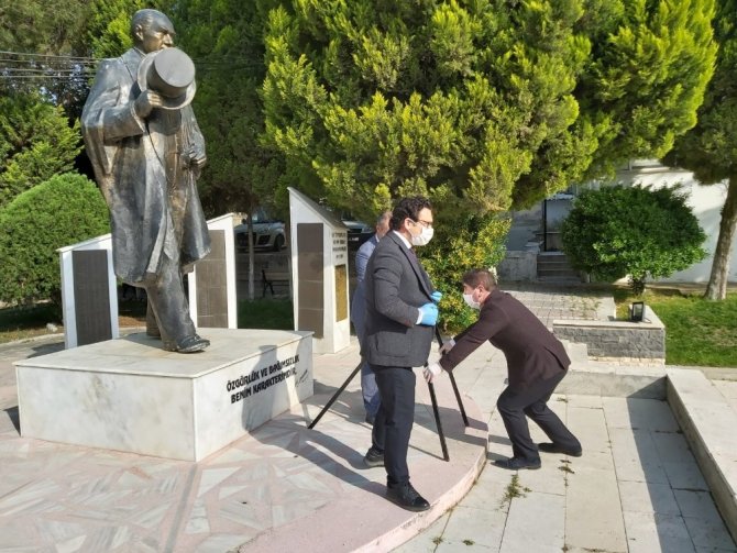 Selendi’de Çelenk Sunumu Yapıldı