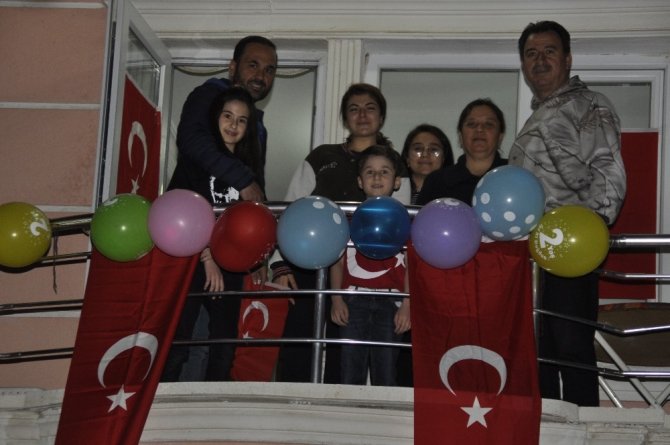 Şuhut’ta Minik Öğrenciler Evlerinde, Esnaf İse İş Yerinde 23 Nisan Bayramını Kutladı