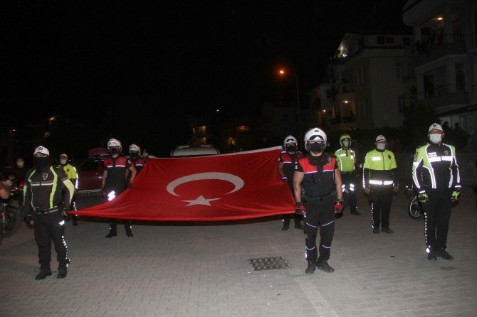 Fethiye’de Polisler Sokakta, Vatandaşlar Balkonda İstiklal Marşı Okudu