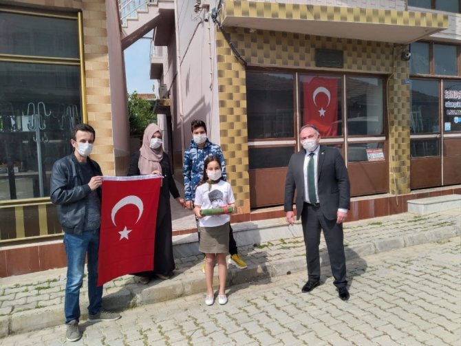 Başkan Öndeş, 23 Nisan Yarışmasında Dereceye Giren Öğrencilerin Hediyelerini Evlerine Götürdü