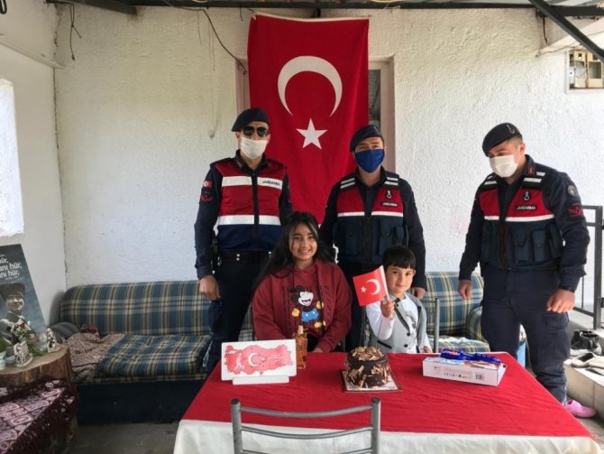 Jandarmadan Çocuklara 23 Nisan Ve Doğum Günü Sürprizi