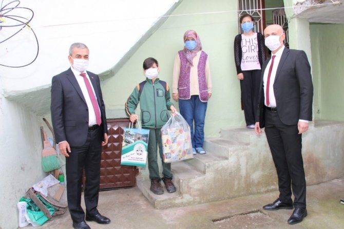 Başkan Kaplan Ve Milli Eğitim Müdürü Arıkoğlu’ndan Sevindiren 23 Nisan Ziyareti