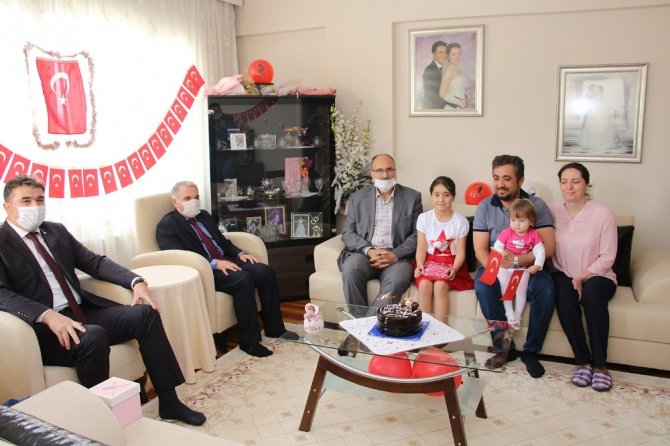 Kula’da 23 Nisan Doğumlu Çocuklara Sürpriz Kutlama