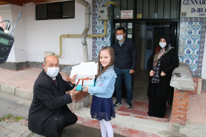 Müdür Başyiğit’ten 23 Nisan’da Doğan Öğrencilere Doğum Günü Sürprizi