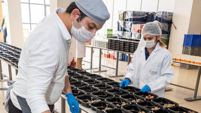 İftar Menüsü Gönüllülerden, Dağıtım İzmir Büyükşehir’den